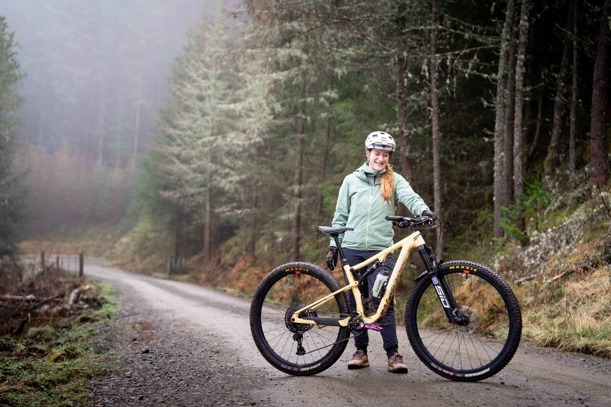 Fi stood with her Juliana Wilder in the mist at the Innerleithen DH trails