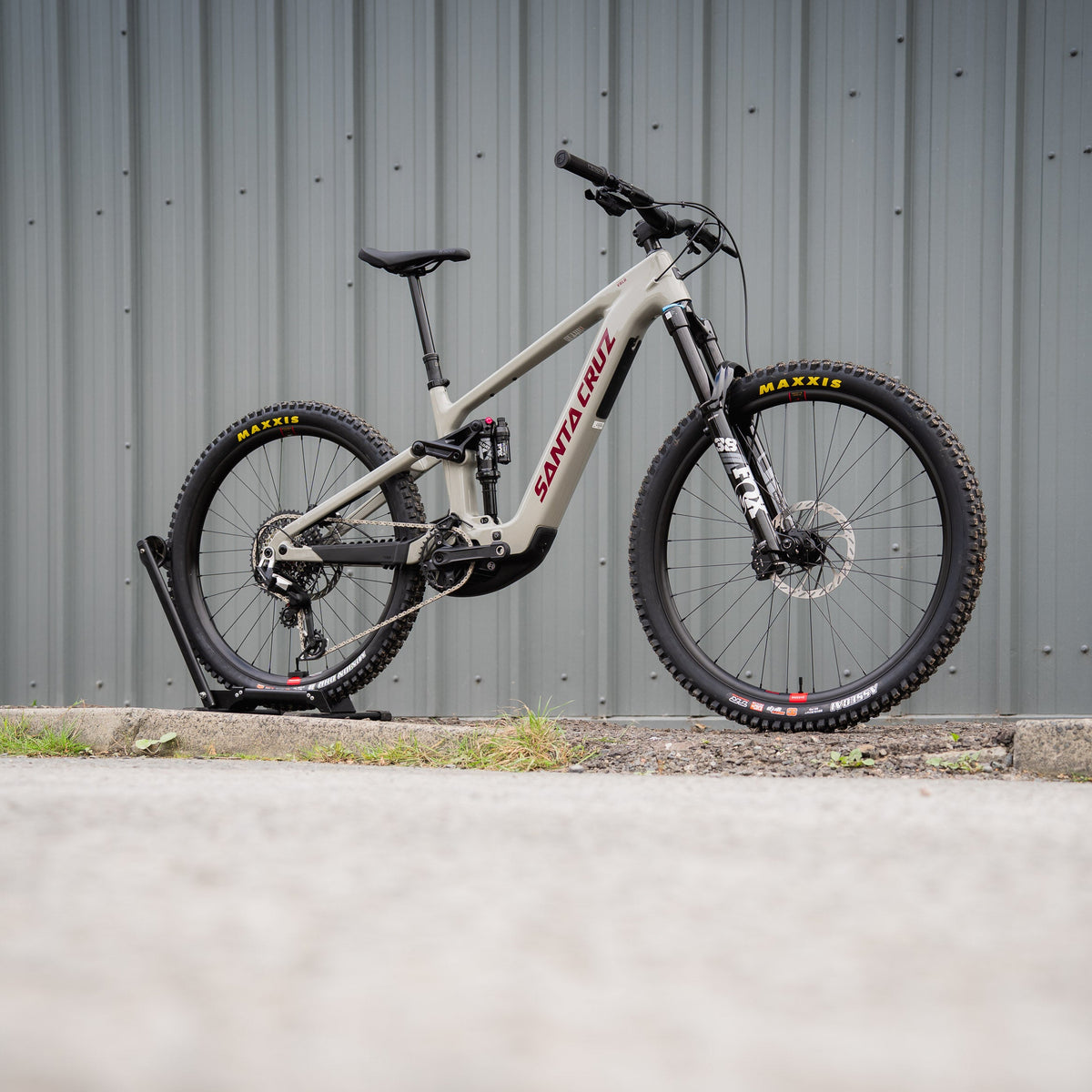 A 2026 C 90 Santa Cruz Vala in Gloss Grey